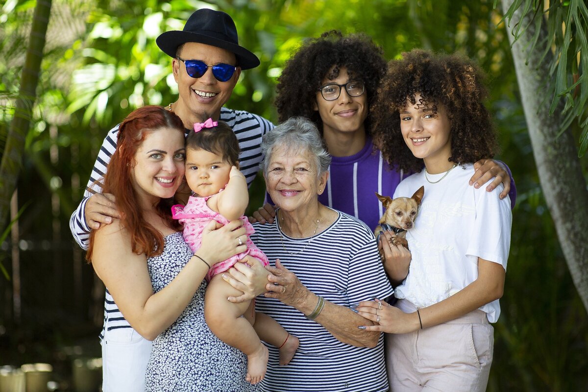 Claudia Valdés y Alexis Valdés junto a Lucía, Caridad Gutiérrez (mamá de Alexis) y Leonardo y América, los hijos mayores del actor.