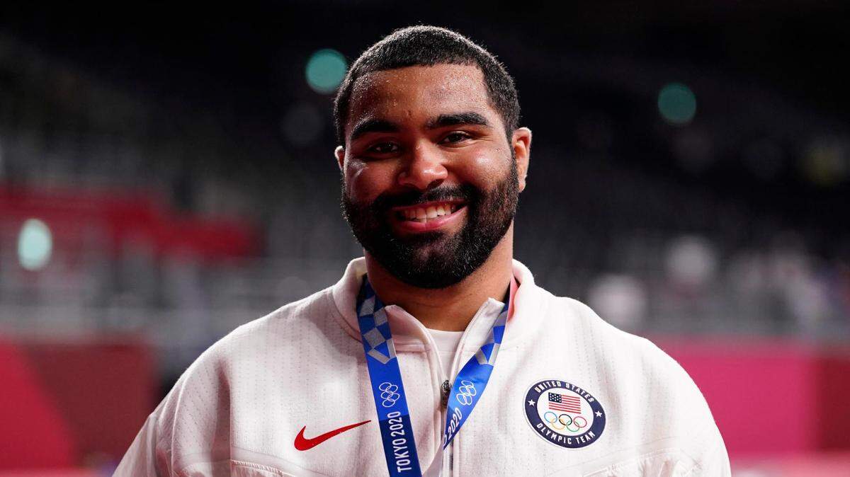Los Buffalo Bills de la NFL anunciaron este viernes la contratación del tackle defensivo, Gable Steveson, medallista de oro en la competencia de lucha en los pasados Juegos Olímpicos de Tokio.