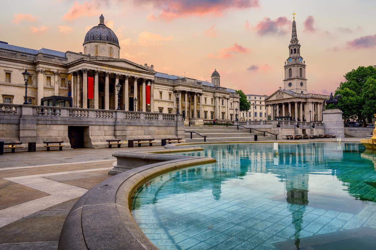 Trafalgar Square con la Galería Nacional (Londres) .