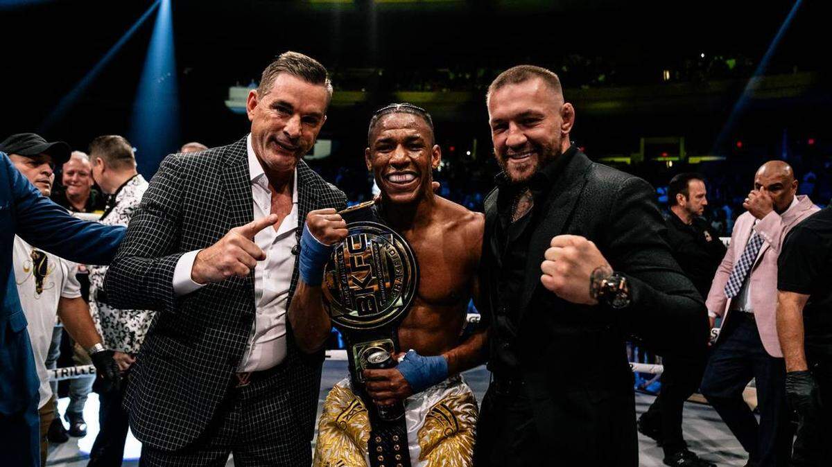 Alberto Blas (centro) junto al fundador y presidente de BKFC David Feldman (izq.) y el copropietario de la empresa y leyenda de la UFC Conor McGregor, tras una pelea realizada en el Hard Rock Live en Fort Laudedale, Florida.