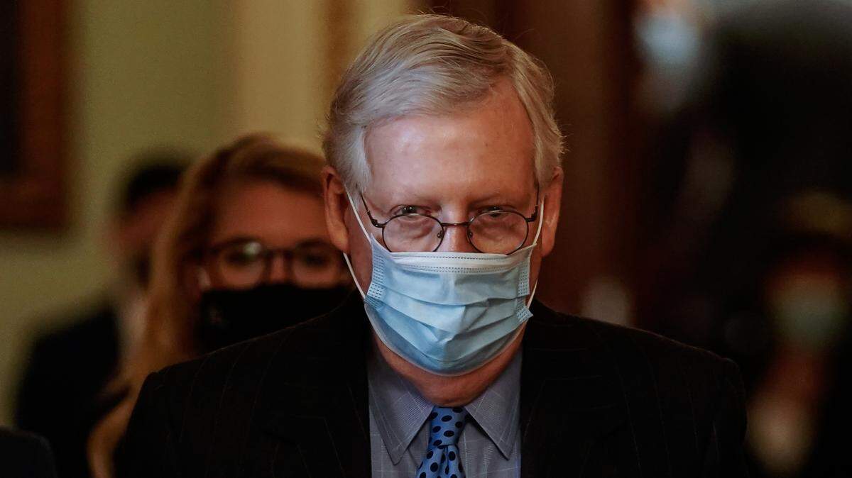 El El líder de la minoría republicana del Senado, Mitch McConnell, propuso a sus colegas demócratas retrasar el juicio político a Donald Trump hasta febrero, para dar tiempo al exgobernante a hacerse con un equipo legal que le represente.