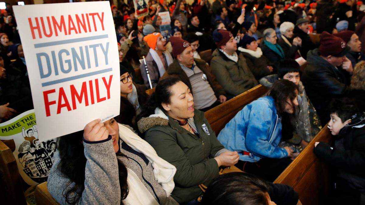 Numerosas personas defienden el programa DACA en la Iglesia Luterana de la Reforma, cerca del Capitolio, en Washington, el 7 de febrero del 2018.