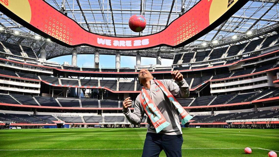 El exjugador de la selección nacional de Estados Unidos, Cobi Jones, hace malabares con un balón en el nuevo campo de prueba para la Copa Mundial de la FIFA 2026 en el SoFi Stadium, en Inglewood, California, el 13 de marzo de 2025. SoFi Stadium es la sede del debut de Estados Unidos contra Paraguay en el Mundial de fútbol el 12 de junio de 2026.