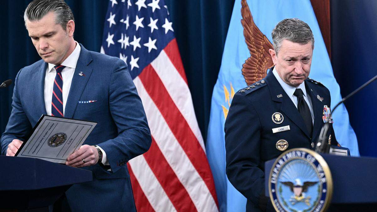 El secretario de Defensa de Estados Unidos, Pete Hegseth, y el presidente del Estado Mayor Conjunto, general Dan Caine, llegan a una conferencia de prensa sobre la acción militar de EEUU en Irán, en el Pentágono en Washington, DC, el 2 de marzo de 2026.