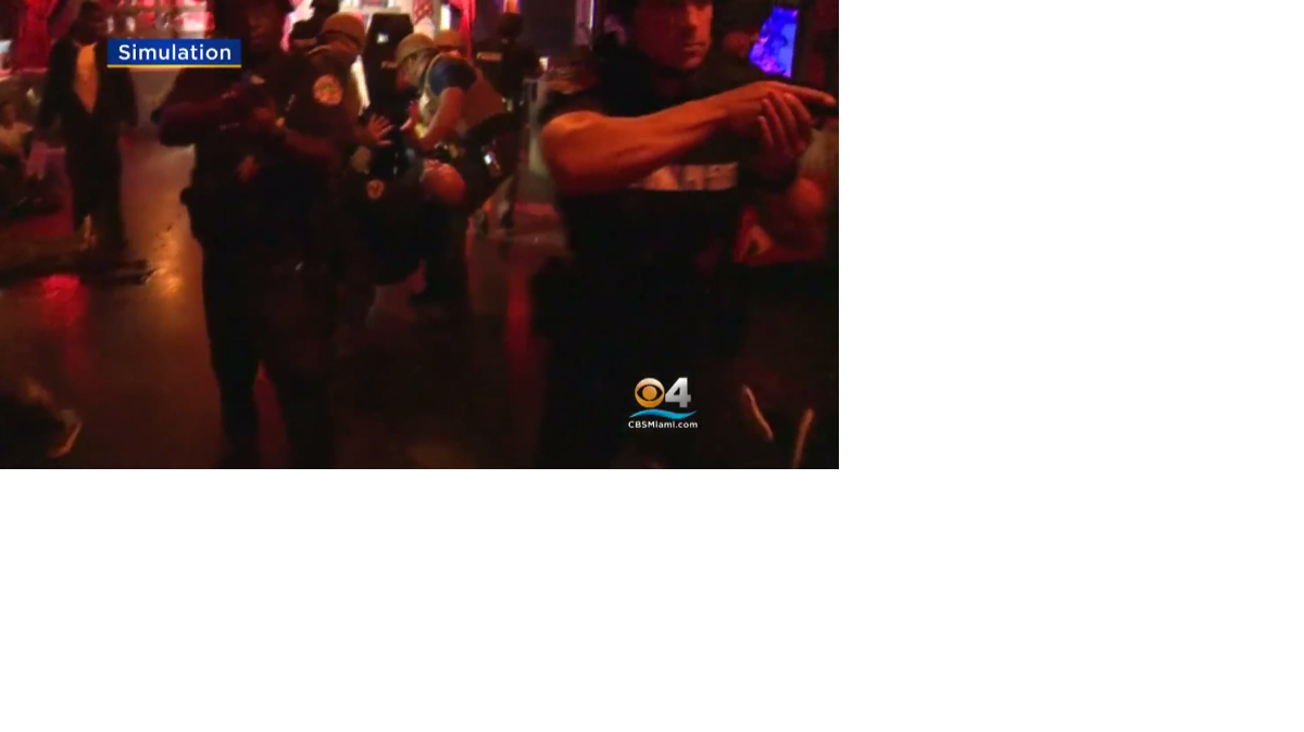 Policías de Miami realizan un simulacro de cómo enfrentar un ataque armado, el lunes dentro del club Space en downtown Miami.  