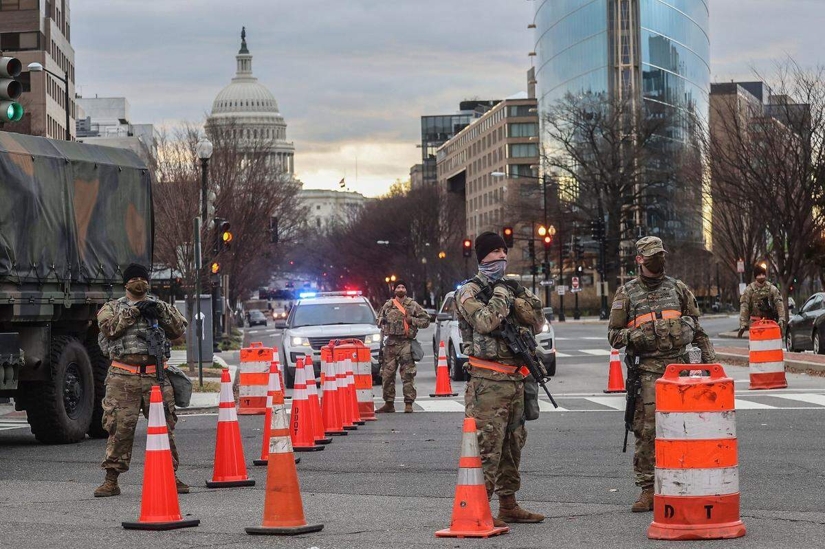 Miembros de la Guardia Nacional de la Florida asisten con las labores de seguridad a otras fuerzas policíacas y militares en la protección de Washington D.C., el domingo 17 de enero de 2021.