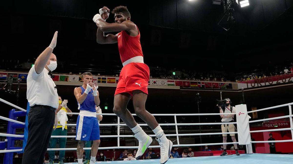 El boxeador cubano Andy Cruz celebra tras derrotar al australiano Harry Garside en las Olimpiadas de Tokio, el 6 de agosto de 2021 .