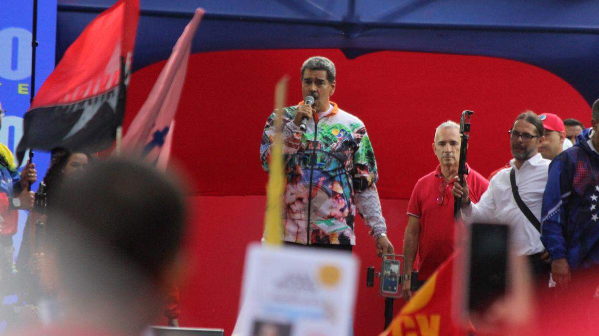 El gobernante Nicolás Maduro da un discurso en un mitin antes de las elecciones presidenciales, en la ciudad de San Cristóbal, al oeste de Venezuela, el 10 de julio de 2024.