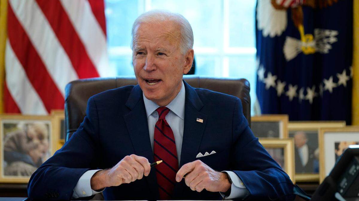 El presidente Joe Biden firma una serie de órdenes ejecutivas sobre atención médica, en la Oficina Oval de la Casa Blanca, el jueves 28 de enero de 2021 en Washington. El impulso demócrata para aumentar el salario mínimo a $15 la hora ha surgido como un punto de inflamación temprano en el impulso de un paquete de ayuda COVID de $1.9 mil millones, proporcionando una prueba temprana de la capacidad del presidente Joe Biden para salvar la división partidista de Washington en la búsqueda de su primera gran victoria en la legislatura.