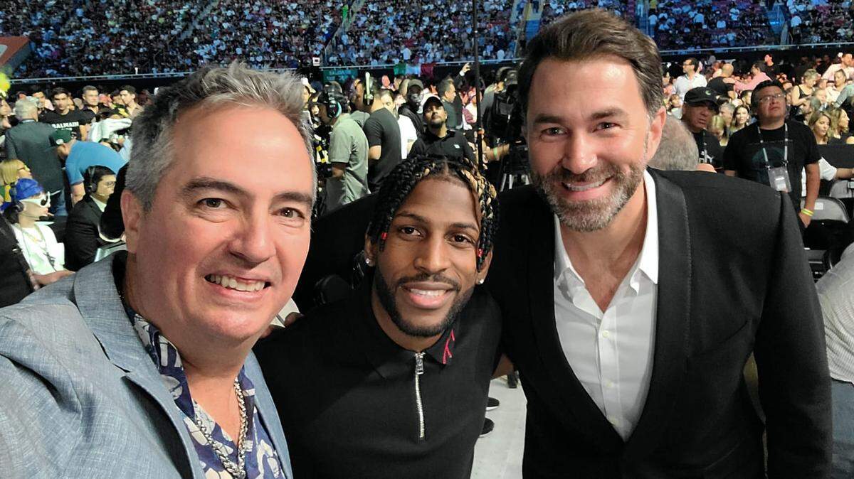 ANDY CRUZ (c) junto con su manager Jesse Rodriguez y el presidente de Matchroom Boxing Eddie Hearn en la pelea de de Canelo Alvarez tras firmar un acuerdo promocional.