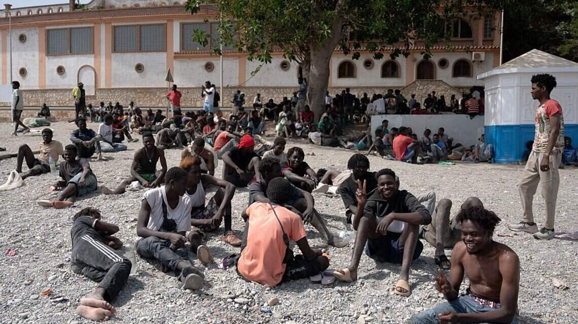 ONGs denuncian uso político de migración y estiman 100,000 desplazados a Marruecos