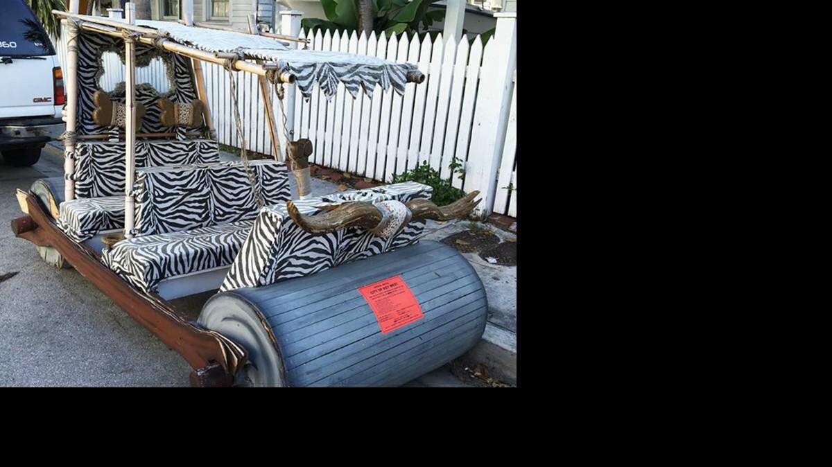 El auto Flintstones, un modelo vintage con asientos forrados en tela con estampados de cebra y gran rodillo delantero, se encontraba “aparcado ilegalmente” en un espacio público.