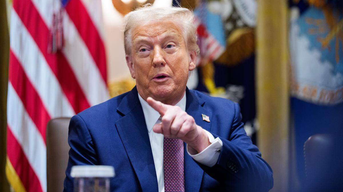 El presidente Donald Trump manifestó su apoyo a un pago a los estadounidenses por aumento en los ingresos por los aranceles, aunque dijo que priorizará el pago de la deuda pública, en una reunión de su gabinete en la Casa Blanca, el 26 de agosto.