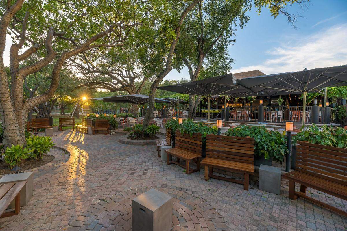 El restaurante Glass & Vine está situado en el Peacock Park en Coconut Grove