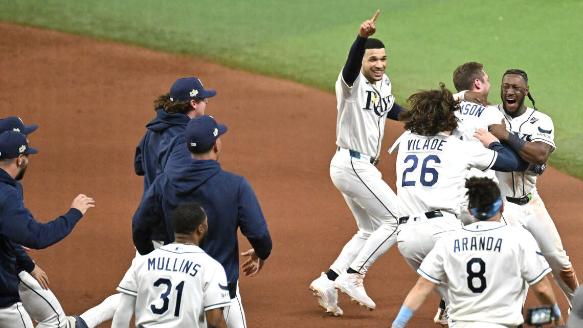 Con un dramático final, los Rays derrotan a los Cerveceros y siguen con vida en la Serie Mundial