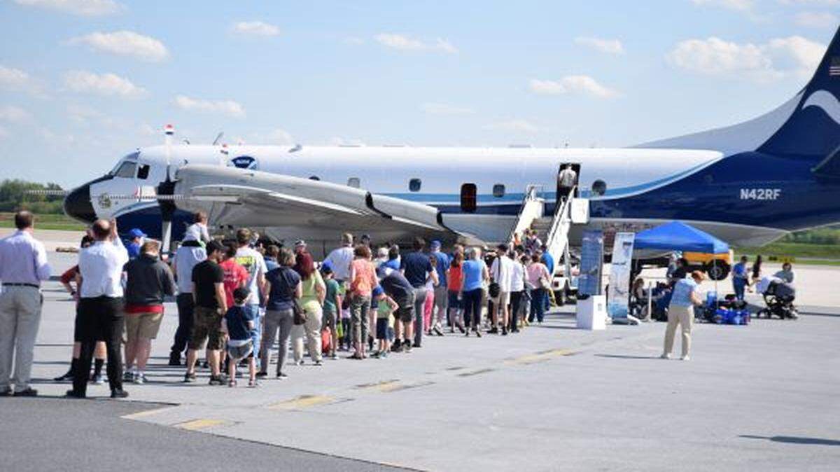 Personas hacen fila para recorrer el avión caza huracanes WP-3D de la NOAA durante la gira de concientización sobre huracanes 2019 en Harrisburg, Pensilvania. NOAA