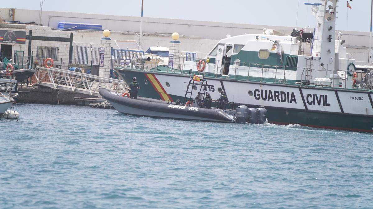 Agentes de la Guardia Civil a su llegada en las lanchas con las que trabajan en el dispositivo que busca al padre de las niñas, Tomás Gimeno y a la menor de las hermanas, Anna, a 11 de junio de 2021, en el puerto de Santa Cruz de Tenerife, Tenerife, Canarias, (España). La Guardia Civil halló en la tarde de ayer jueves, el cuerpo sin vida de la mayor de las niñas, Olivia. Los restos de la menor de seis años, localizados por el buque “Ángeles Alvariño”, estaban en una bolsa de deporte en el mar, lastrada con el ancla de la lancha de Gimeno a 1.000 metros de profundidad. La principal hipótesis de la Guardia Civil es que Tomás Gimeno, sedó a sus hijas, Anna y Olivia, las metió en bolsas y las arrojó al mar, la noche del 27 de abril. En estos momentos, el dispositivo de búsqueda se centra en localizar a la pequeña de las hermanas, Anna y a su padre.
11 JUNIO 2021;TENERIFE;LANCHAS;NIÑAS;ANA;OLIVIA;
Europa Press
11/6/2021