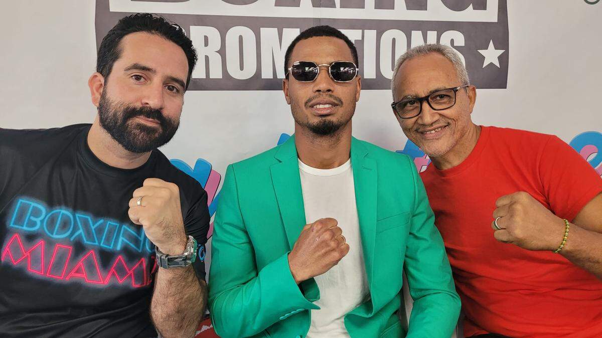 ELIO CRESPO (centro) es uno de los boxeadores en la velada del 17 de febrero en el Tropical Park, junto con el promotor de Mundo Boxing Armando Hernández (izq.) y el entrenador Jorge Rubio.