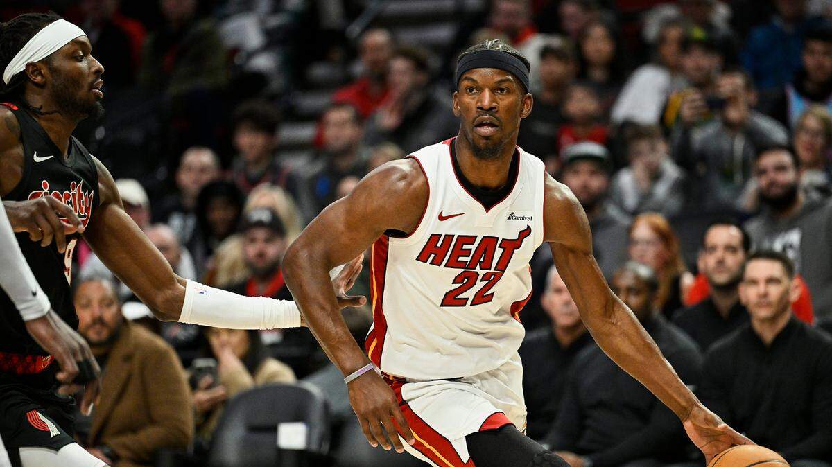 El jugador del Heat de Miami Jimmy Butler (der.) conduce el balón ante la marca de Jerami Grant, de los Trail Blazers, en el partido celebrado el 27 de febrero de 2024 en Portland.