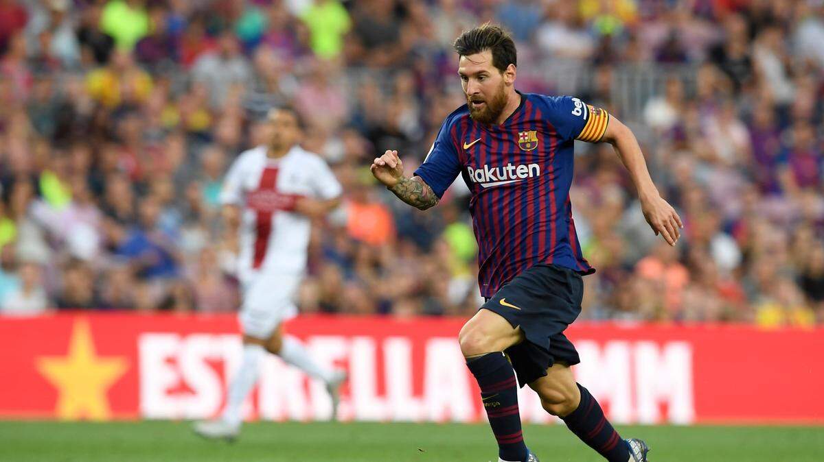 Lionel Messi, del Barcelona, conduce el balón en el partido de la liga española contra el Huesca,  el 2 de septiembre de 2018 en el Camp Nou.