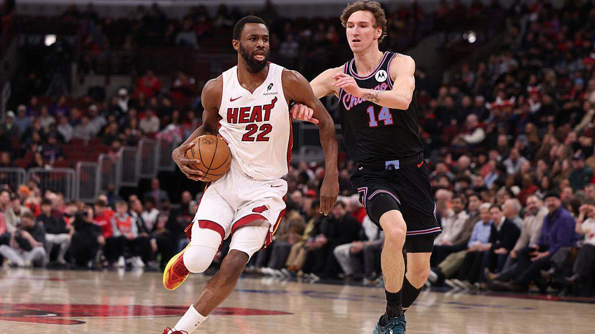El jugador del Heat Andrew Wiggins (izq.) conduce el balón ante la marca de Matas Buzelis, de los Bulls, celebrado el 29 de enero de 2026 en Chicago. 