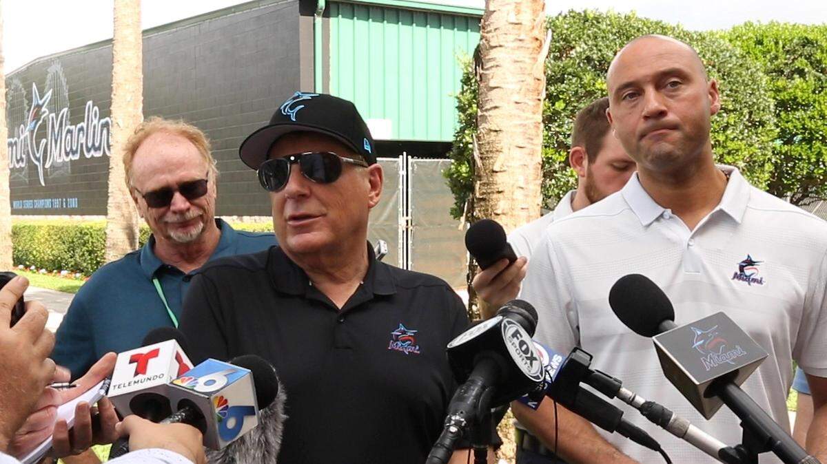 DEREK JETER (der.) y Bruce Sherman en el campamento primaveral de los Marlins el 18 de febrero de 2019 en Jupiter, Florida.