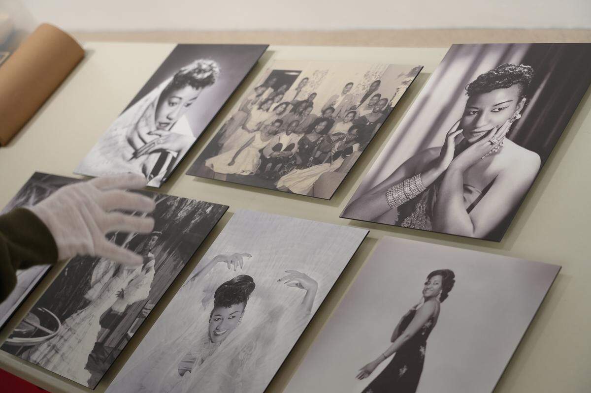 La exposición conmemorativa incluye una muestra de fotos históricas de Celia durante su periodo con La Sonora Matancera de Cuba, destacando momentos inolvidables de su carrera y su impacto en la música latina. 