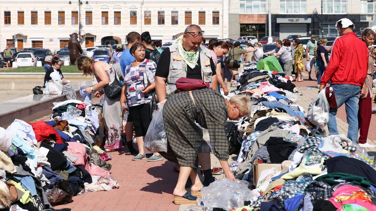 Residentes de la ciudad de Kursk, en la región rusa del mismo nombre, recogen ropa que fue enviada como ayuda humanitaria el martes 20 de agosto de 2024.