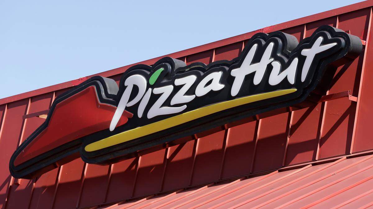 This Tuesday, Jan. 24, 2017, photo shows a Pizza Hut sign at a restaurant in Miami. Yum Brands, Inc., which operates Taco Bell, KFC and Pizza Hut, reports earnings, Thursday, Aug. 3, 2017. (AP Photo/Alan Diaz)