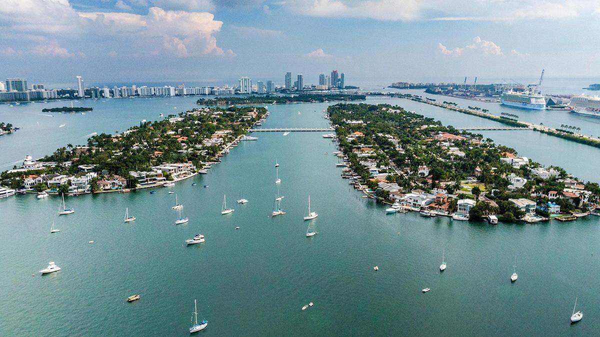 Las islas Hibiscus (izquierda) y Palm vistas desde el oeste en la Bahía Biscayne, sitio de algunas de las residencias más lujosas del Condado.
