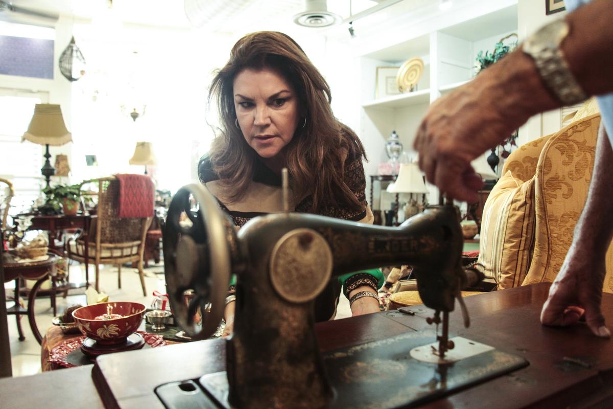 Carmen Frachi muestra una máquina de coser Singer, uno de los objetos vintage que tienen en su tienda Twice Vintage, en Sunset Place.