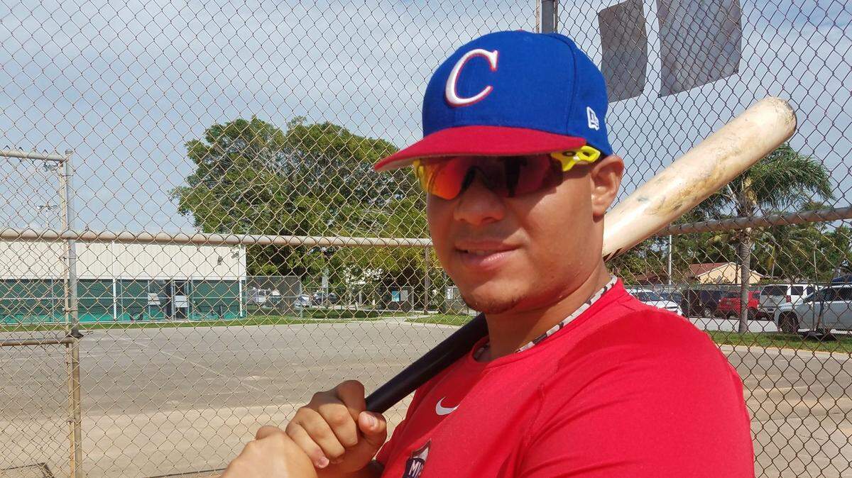 LIONARD KINDELAN momentos antes de iniciar sus sesiones de entrenamiento de bateo.