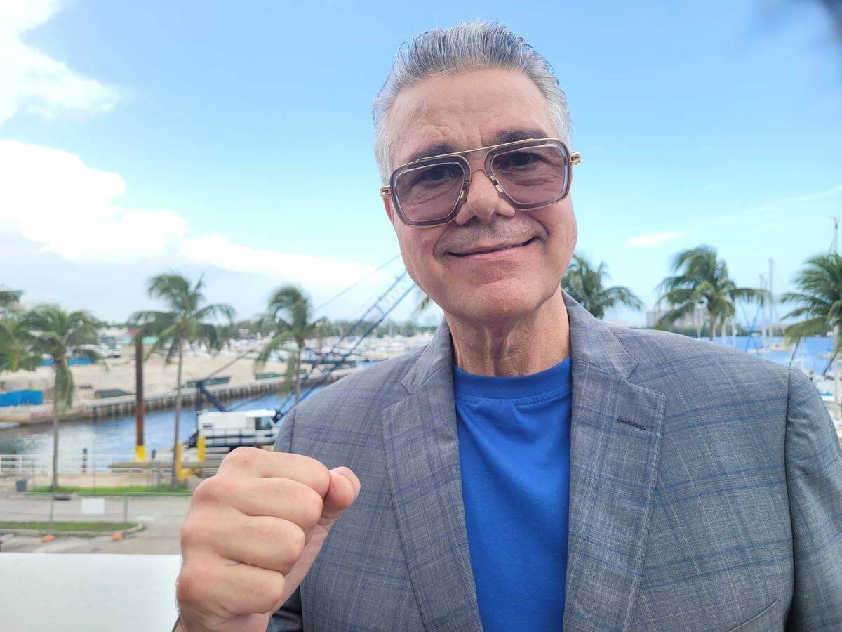 Luis de Cubas padre, uno de los responsables de esta velada y un hombre con décadas de experiencia en el boxeo, ofrece su visión del significado de esta noche para los cubanos en general, pero sobre todo este polémico encuentro que será una realidad el primer día del 2022.