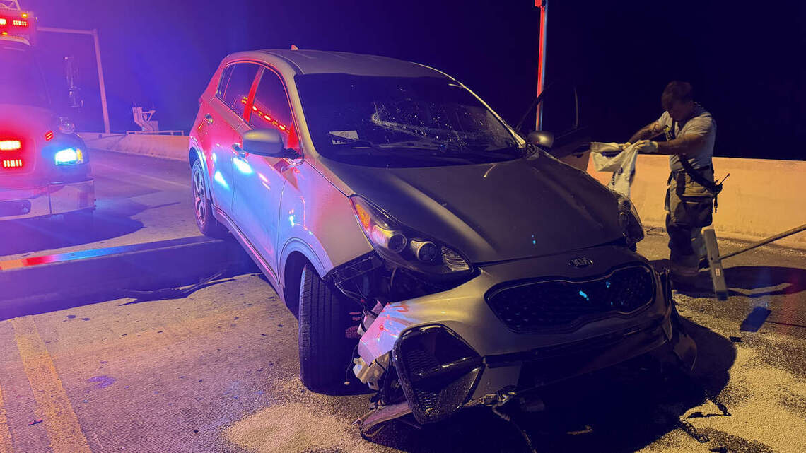 Auto queda atrapado en un puente levadizo de los Cayos de Florida cuando comenzaba a abrirse