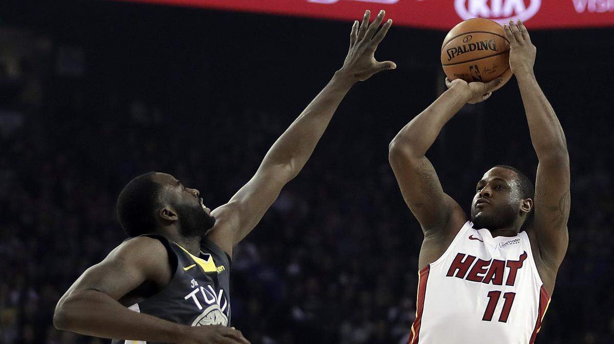 El escolta del Heat Dion Waiters (der.) tira al aro ante Draymond Green, de los Warriors, en el primer cuarto del partido celebrado el 10 de febrero de 2019 en Oakland, California.