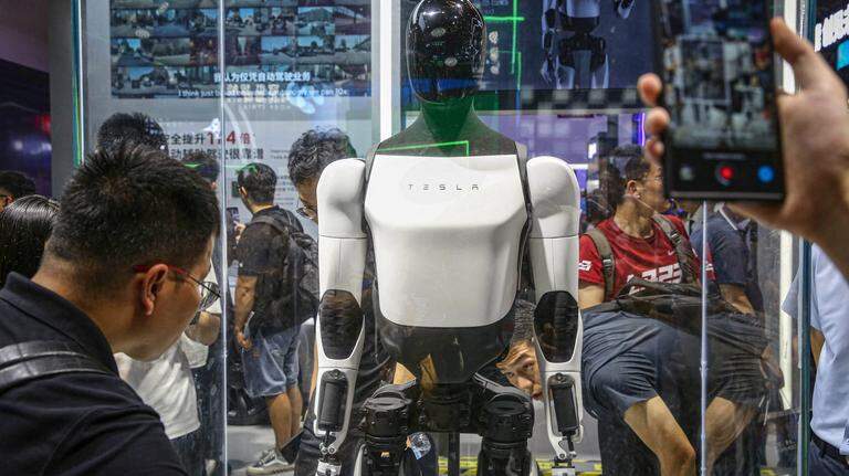 Elon Musk quiere comercializar los robots Optimus hacia fines de 2027