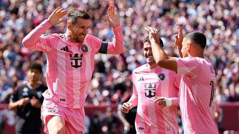 Con un doblete de Messi, el Inter Miami gana fuera de casa en el debut de su nuevo entrenador