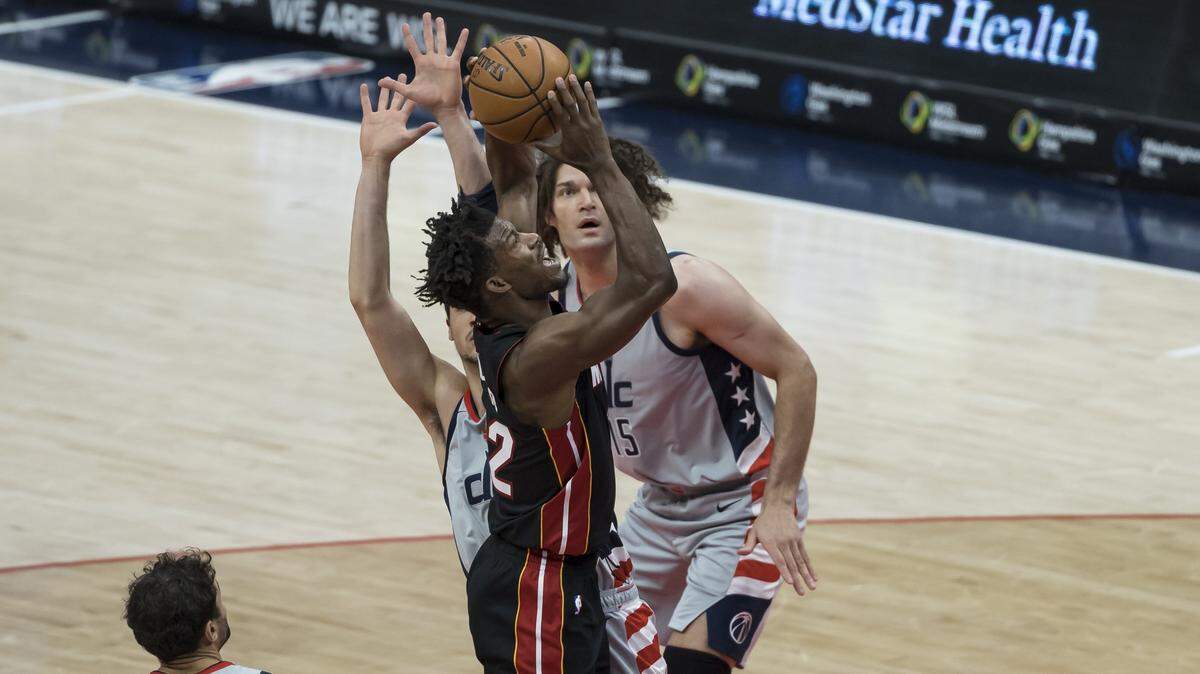 Jimmy Butler, # 22 del Miami Heat, quien rozó el triple doble (26-10-9), tira al aro contra los Washington Wizards durante la primera mitad en Capital One Arena el 9 de enero de 2021 en Washington, DC..