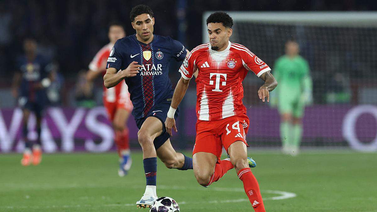 El delantero del Bayern Munich Luis Díaz (der.) conduce el balón ante la marca de Achraf Hakimi, del Paris Saint-Germain, en el partido de ida de las semifinales de la Liga de Campeones celebrado el 28 de abril de 2026 en París.