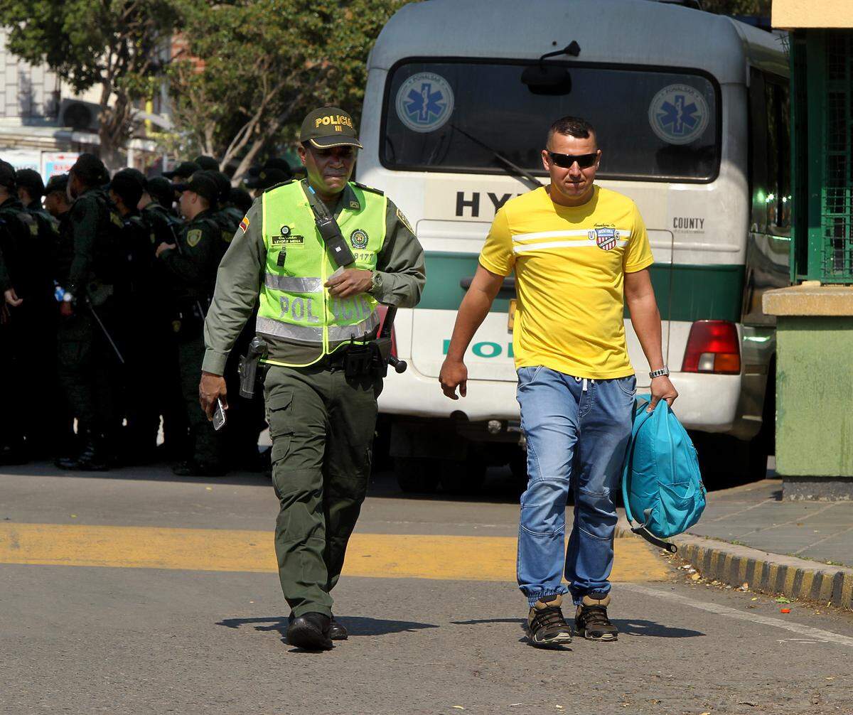 Un militar colombiano escolta a un militar venezolano que desertó en el Puente Internacional Simón Bolívar, en Cúcuta, en una imagen del lunes 25 de febrero del 2019