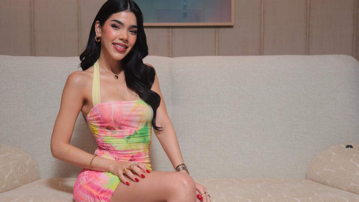 La cantante pop mexicana Kenia OS es fotografiada durante una entrevista en el hotel The Shelborne By Proper en Miami Beach, Florida, el viernes 5 de septiembre de 2025.