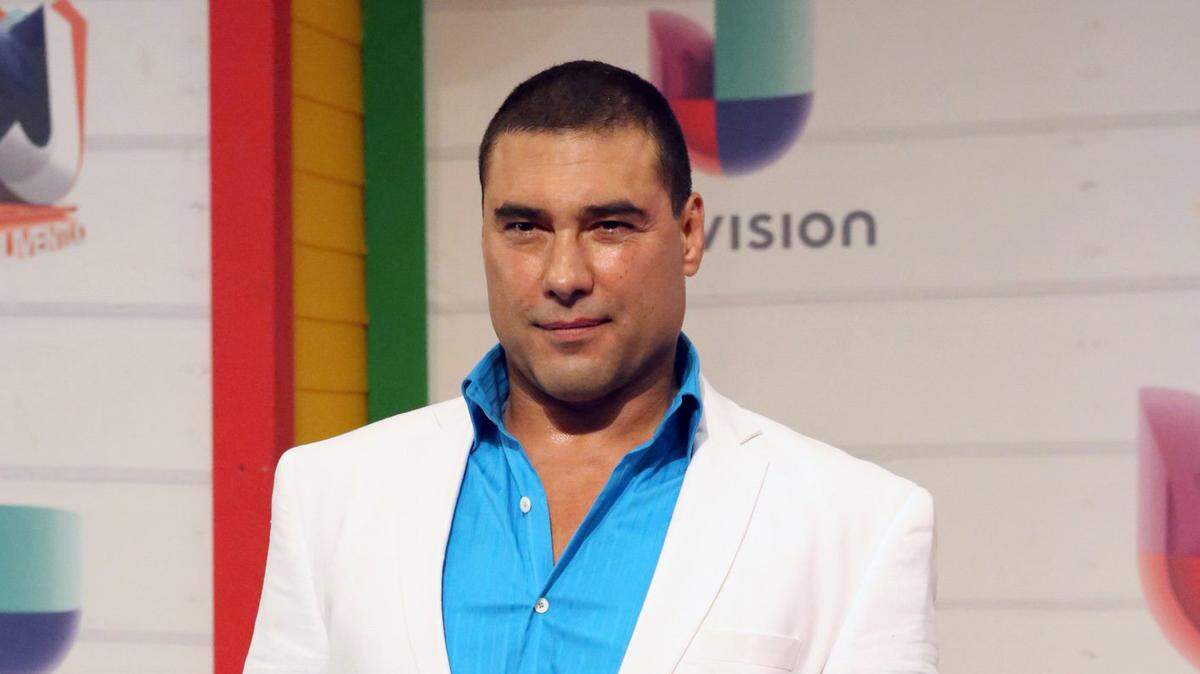 El actor de telenovelas Eduardo Yáñez insultó y abofeteó al reportero Paco Fuentes del programa "El Gordo y la Flaca" de Univisión por preguntarle por la cuenta GoFundMe que había abierto su hijo para recibir donaciones y poder pagar las reparaciones de su automóvil tras sufrir un accidente de tránsito.