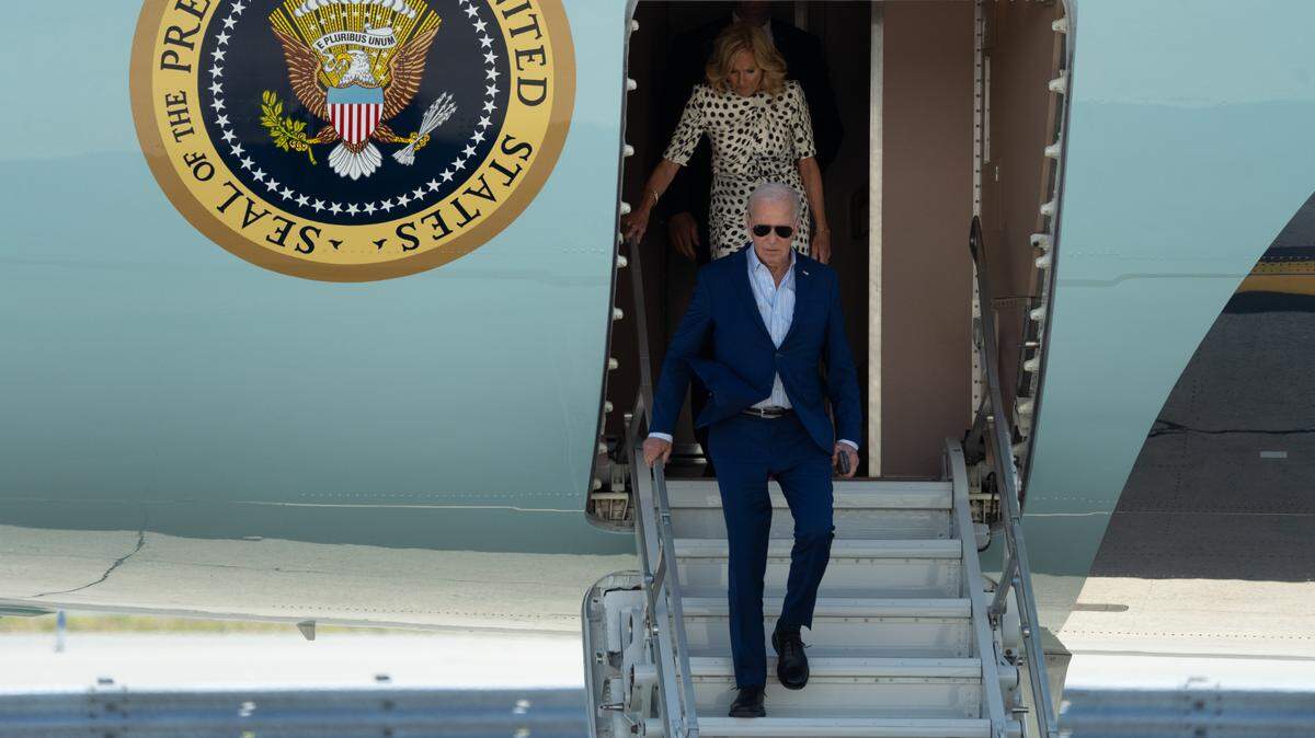 El presidente Joe Biden y la primera dama Dra. Jill Biden bajan del avión presidencial Air Force One tras llegar al Aeropuerto Internacional John F. Kennedy, el viernes 28 de junio de 2024. 