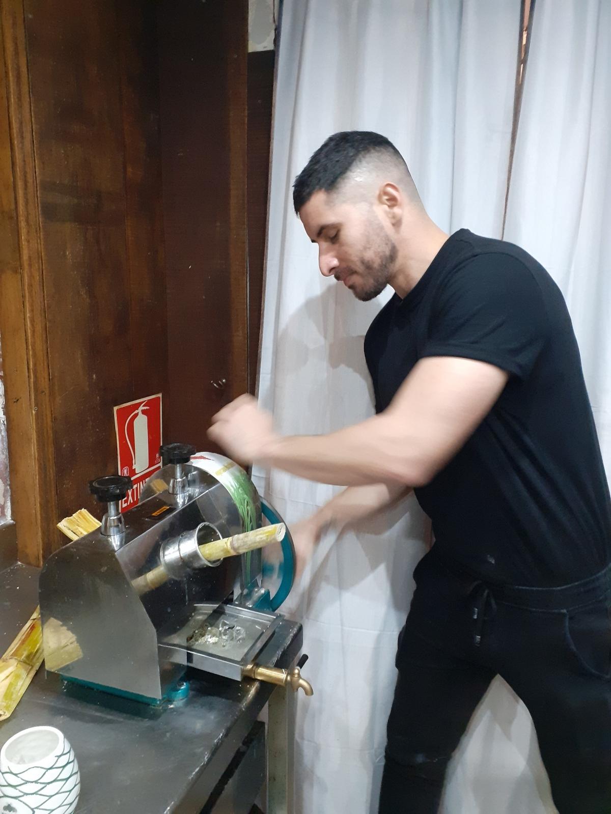 José Alejandro González en el trapiche.