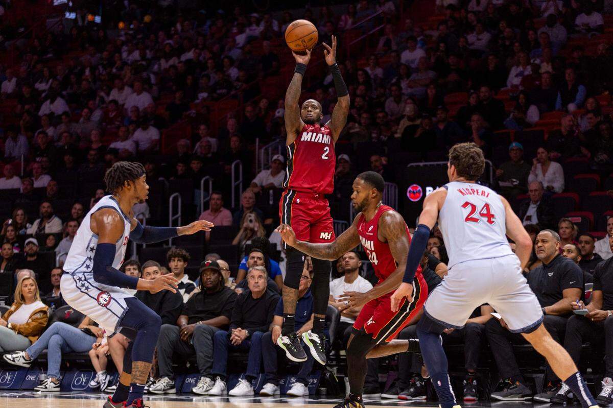 El jugador del Heat Terry Rozier tira al aro ante la defensa de los Wizards de Washington, en el partido celebrado el 3 de marzo de 2025 en Miami, Florida.