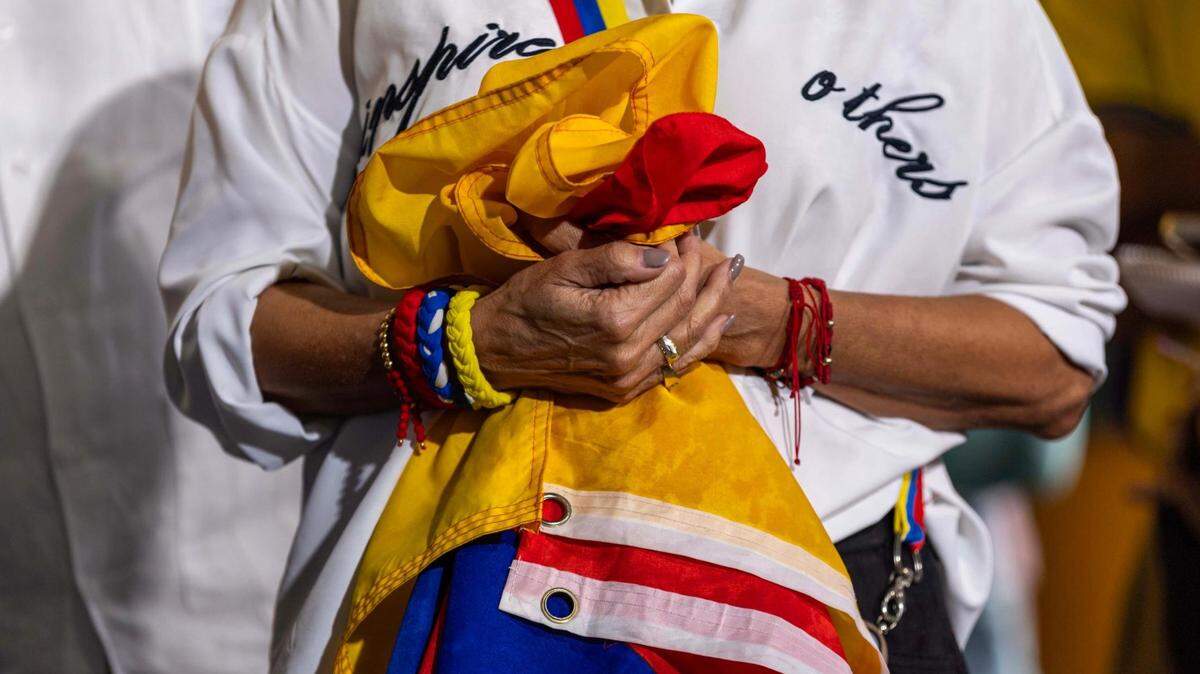 Una mujer sostiene una bandera de Venezuela durante una conferencia de prensa en febrero de 2025, en Doral, área metropolitana de Miami. 