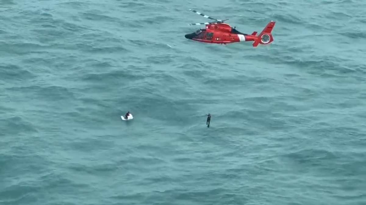 El capitán de un barco pesquero que quedó varado en aguas de la Florida sobrevivió a la furia del huracán Milton gracias a un chaleco salvavidas, un faro indicador de emergencia y a una nevera.