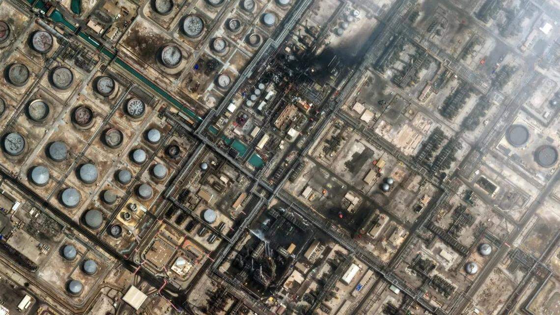 En Arabia Saudí, la planta de Ras Tanura –con 550,000 barriles diarios de capacidad– fue alcanzada por drones. 