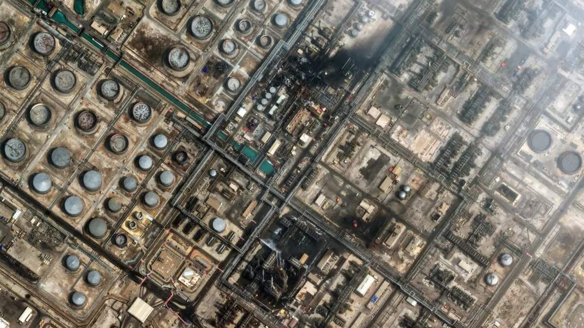 En Arabia Saudí, la planta de Ras Tanura –con 550,000 barriles diarios de capacidad– fue alcanzada por drones.