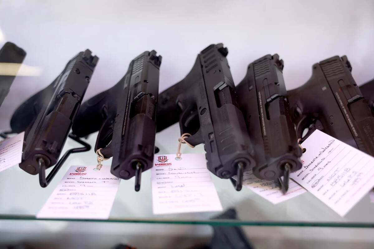 Pistolas a la venta en una tienda de armas de Delray Beach, Florida. La ley de Florida permite a los residentes que cumplan los requisitos portar un arma de fuego oculta y llevarla a la vista sin necesidad de una licencia estatal.